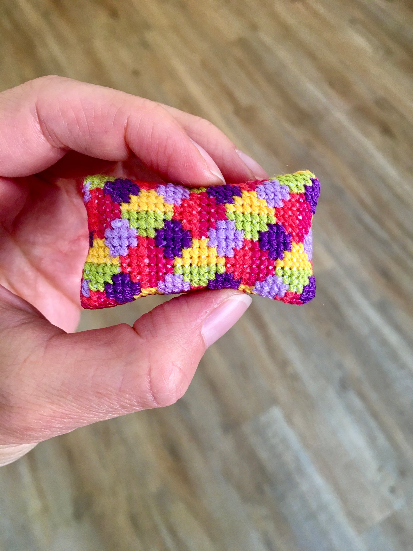 BQ‑TAPI – Mini Hand‑Embroidered Pillow for 1/6 Scale Fashion Dolls