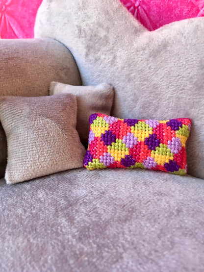 BQ‑TAPI – Mini Hand‑Embroidered Pillow for 1/6 Scale Fashion Dolls