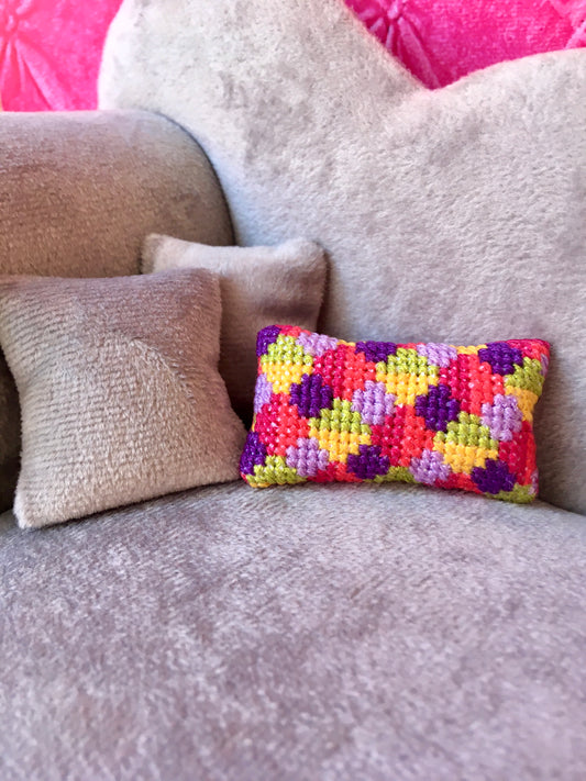 BQ‑TAPI – Mini Hand‑Embroidered Pillow for 1/6 Scale Fashion Dolls