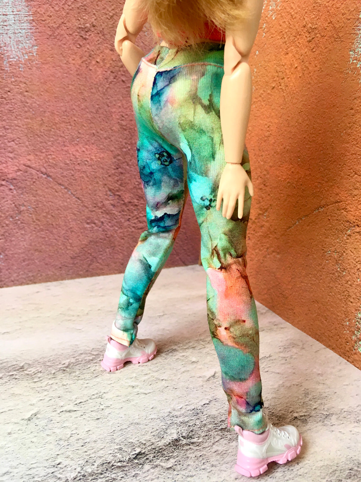 BQ‑SLATE – Graue Jeggings für Curvy-Puppen 28 cm